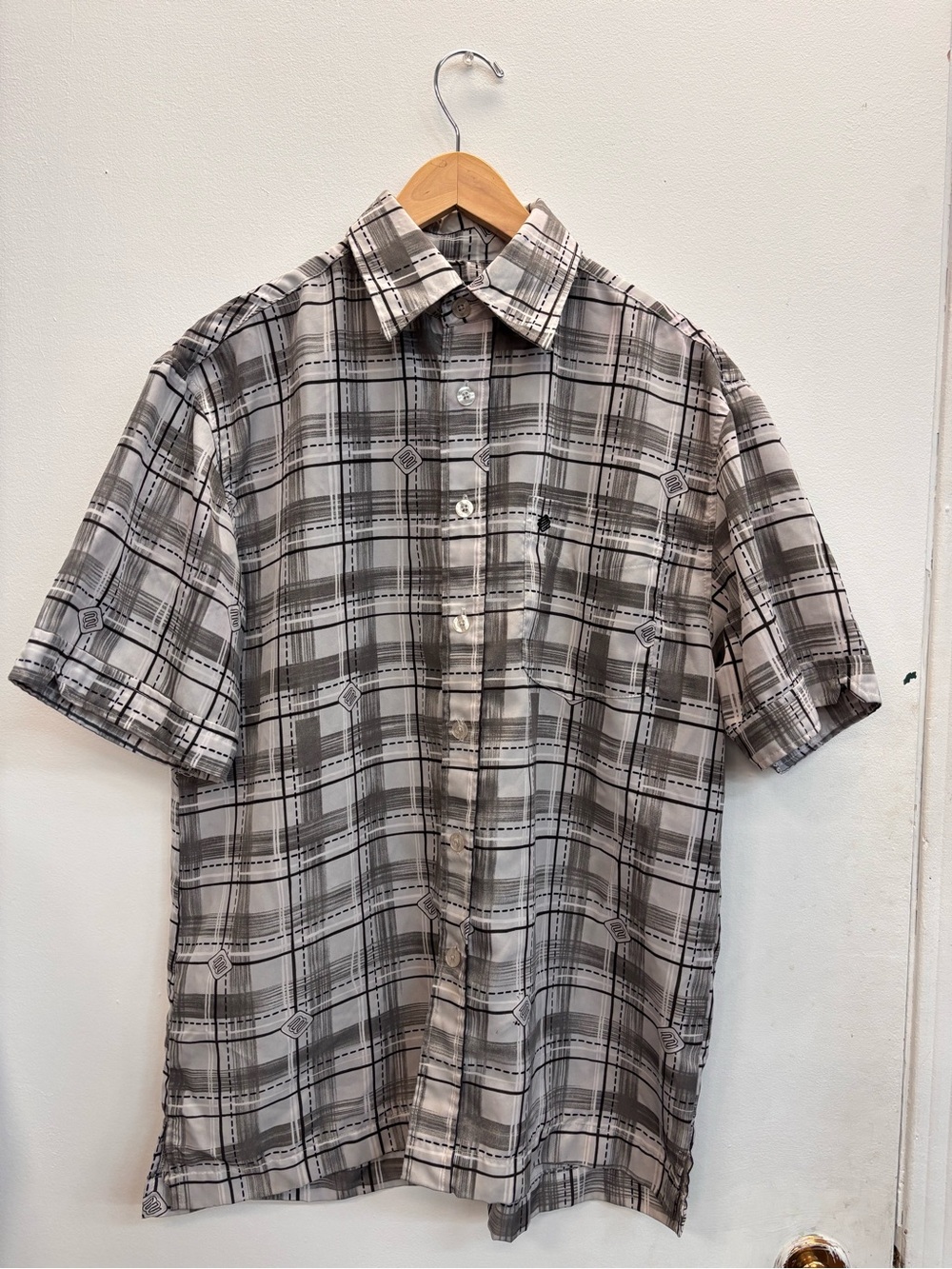 Y2K Mecca Men's Short-Sleeve Plaid Grey Casual Button-Up Shirt